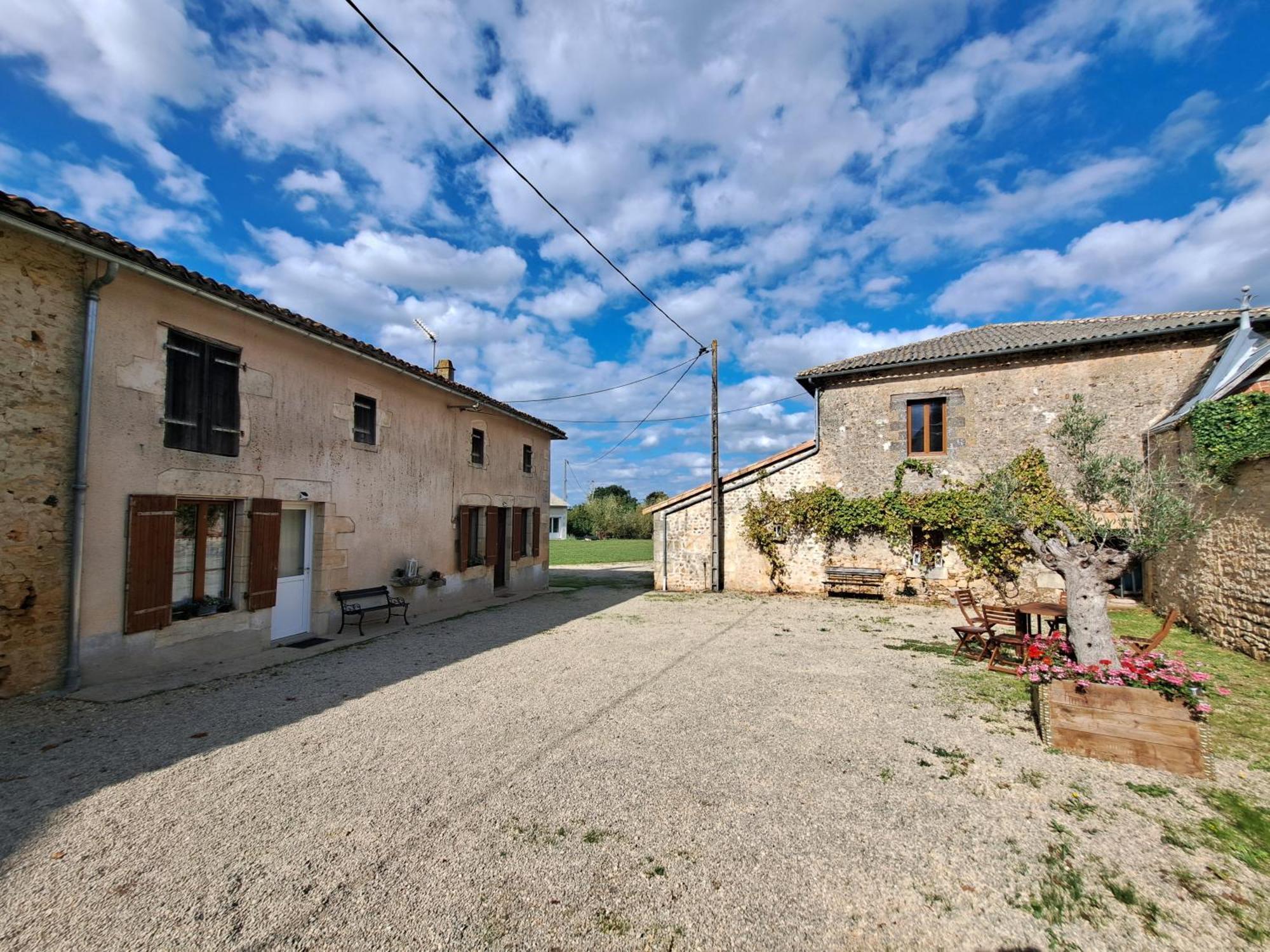 Bed and Breakfast Domaine De La Briouse Sanxay Exterior foto